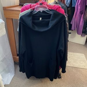 Black wool blend cowl neck sweater w pockets